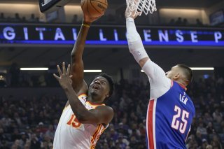 Clint Capela (à gauche) s'est montré décisif face aux Kings KEYSTONE/AP/Randall Benton